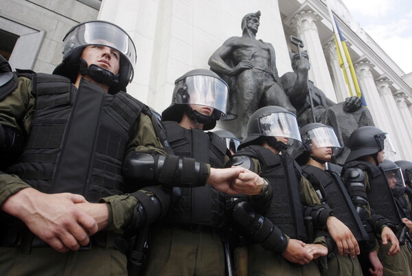 Επεισόδια και τραυματίες έξω από την ουκρανική βουλή - «Μάχες» διαδηλωτών και αστυνομίας
