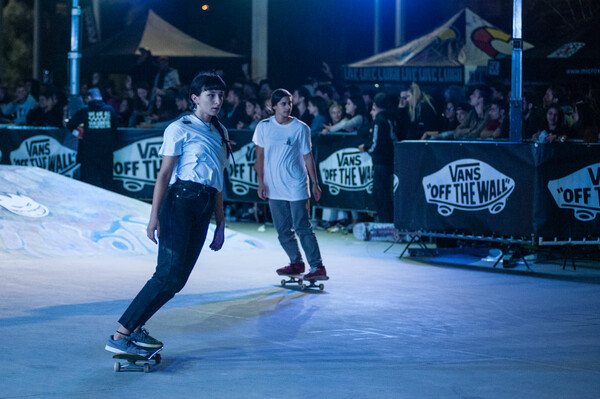 Τι κάνει ένα κορίτσι με ένα skate στο χέρι;