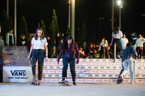 Τι κάνει ένα κορίτσι με ένα skate στο χέρι;