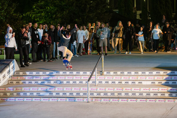 Τι κάνει ένα κορίτσι με ένα skate στο χέρι;