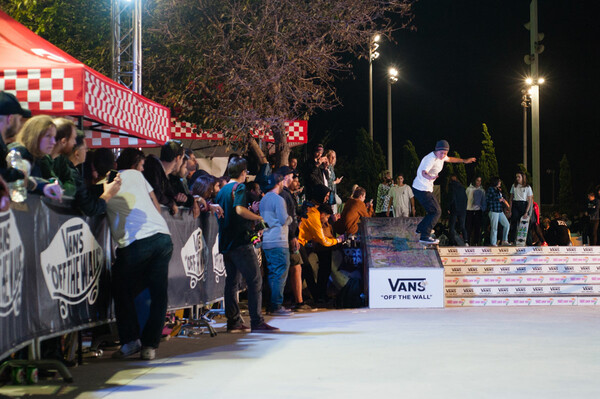 Τι κάνει ένα κορίτσι με ένα skate στο χέρι;