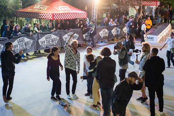 Τι κάνει ένα κορίτσι με ένα skate στο χέρι;