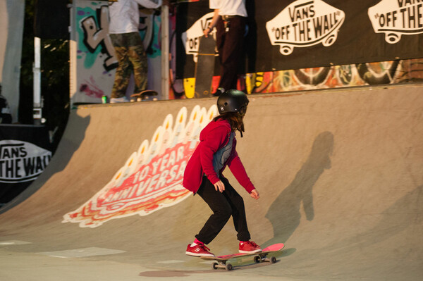 Τι κάνει ένα κορίτσι με ένα skate στο χέρι;