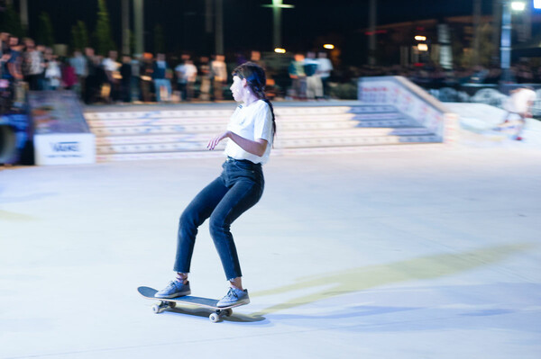 Τι κάνει ένα κορίτσι με ένα skate στο χέρι;