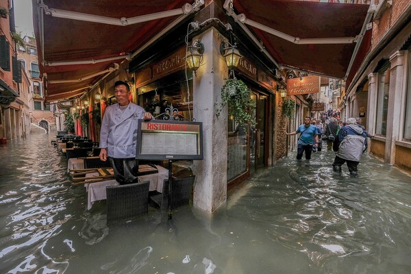 Η Βενετία «πνίγεται» - Δείτε φωτογραφίες από το χάος στην πόλη μετά την κακοκαιρία