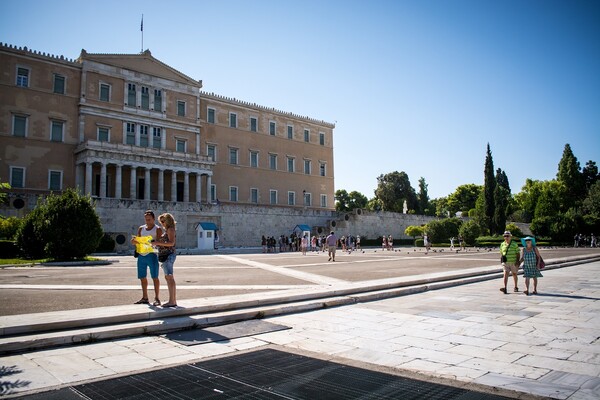 Bloomberg: Οι τράπεζες ρίχνουν 11 δισεκατομμύρια ευρώ στην ελληνική οικονομία αλλά αυτό δεν αρκεί