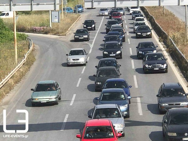Σχεδόν όλη η Θεσσαλονίκη πάει Χαλκιδική - Ουρές αυτοκινήτων από την έξοδο για την Πρωτομαγιά