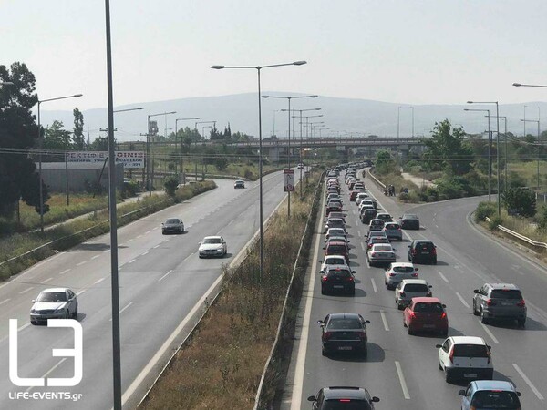 Σχεδόν όλη η Θεσσαλονίκη πάει Χαλκιδική - Ουρές αυτοκινήτων από την έξοδο για την Πρωτομαγιά