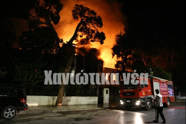 Μεγάλη πυρκαγιά στο κτίριο του Πολεμικού Μουσείου στα Χανιά