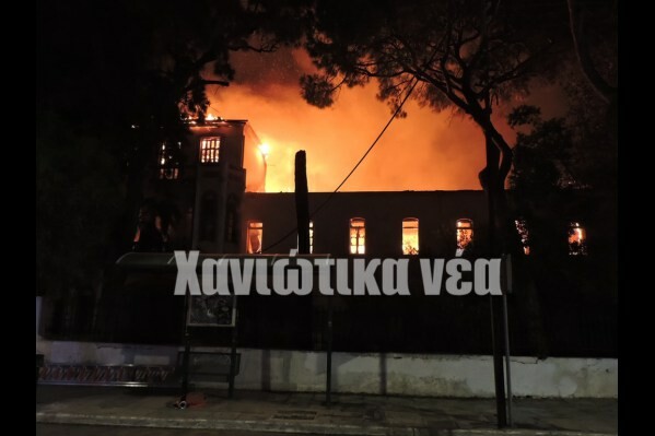 Μεγάλη πυρκαγιά στο κτίριο του Πολεμικού Μουσείου στα Χανιά