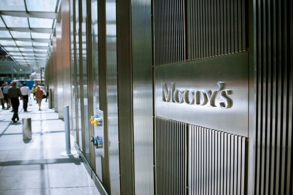 Moody's για ελληνικό χρέος: Θα παραμείνει πολύ υψηλό για δεκαετίες