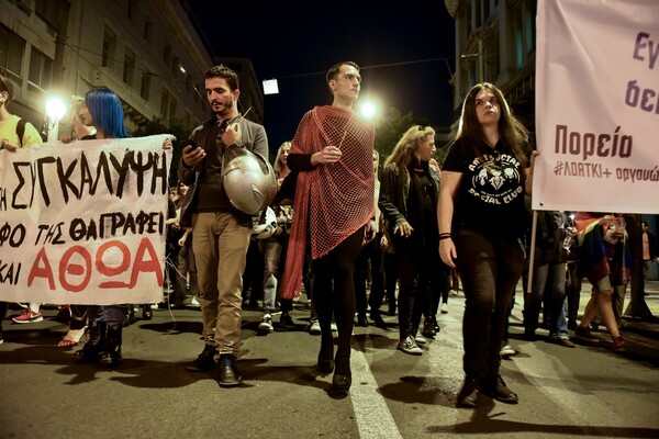 Εκατοντάδες Αθηναίοι στην πορεία για τον Ζακ Κωστόπουλο - Γεμάτο φωτογραφίες του και λουλούδια το κοσμηματοπωλείο