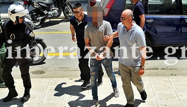 Ζάκυνθος: Προσωρινά κρατούμενος ο 26χρονος πατροκτόνος - Η απολογία του συγκλόνισε και πλήθος κόσμου τον περίμενε