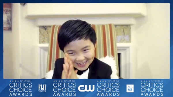 Άλαν Κιμ: Ο 8χρονος ηθοποιός ακόμα δεν μπορεί να πιστέψει ότι βραβεύτηκε με Critic’s Choice Award [ΒΙΝΤΕΟ]