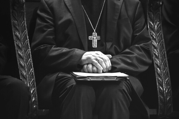Σάλος στην Καθολική Εκκλησία: Ανώτατοι κληρικοί συγκάλυψαν την κακοποίηση εκατοντάδων παιδιών