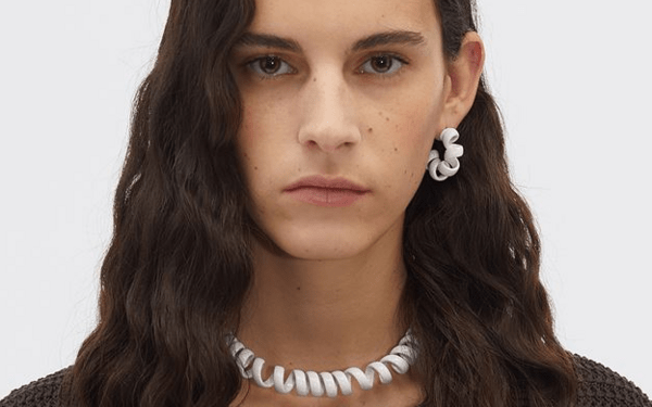 Η Bottega Veneta πουλά κολιέ 2.000$ που μοιάζει με καλώδιο τηλεφώνου