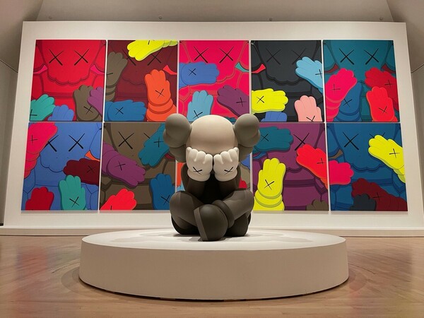Kaws: Είναι τέχνη, χάος ή απλώς σύμπτωμα της εποχής τα έργα του πιο δημοφιλούς καλλιτέχνη στον κόσμο;