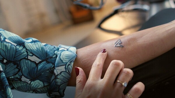Το πρώτο τατουάζ εξ αποστάσεως: Μελάνι, βελόνα, ρομπότ και 5G