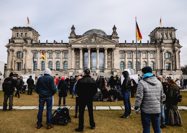 Γερμανία: Διαδηλώσεις και ταραχές κατά της καραντίνας