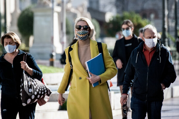 Θα πρέπει να φοράμε μάσκα αφού εμβολιαστούμε; Τι απαντούν οι ειδικοί