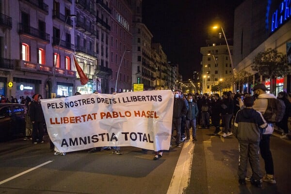 Ταυτόχρονες διαδηλώσεις σε πόλεις της Ισπανίας για την απελευθέρωση του ράπερ Πάμπλο Χασέλ