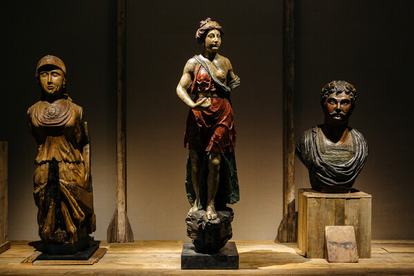 Μέσα στην έκθεση «Αρχαιολατρεία και Φιλελληνισμός. Συλλογή Θανάση και Μαρίνας Μαρτίνου» στο Μουσείο Κυκλαδικής Τέχνης