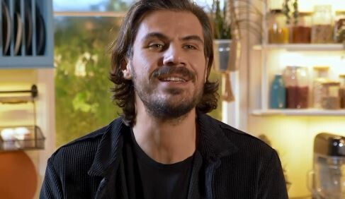 Ο Άκης Πετρετζίκης απαντά στην Αργυρώ Μπαρμπαρίγου για την «κλεμμένη» γαλατόπιτα