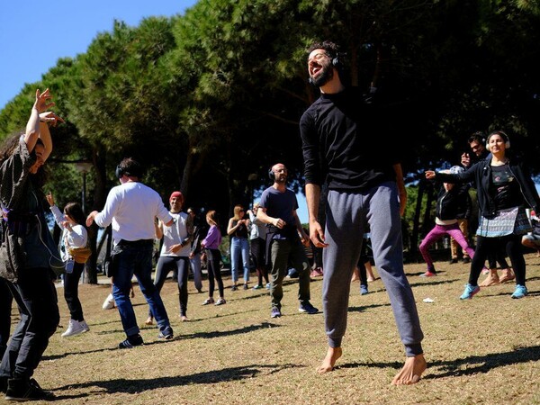 Silent Disco: Οι ρέιβερς της Βαρκελώνης βρήκαν τρόπο να χορεύουν παρά τον κορωνοϊό