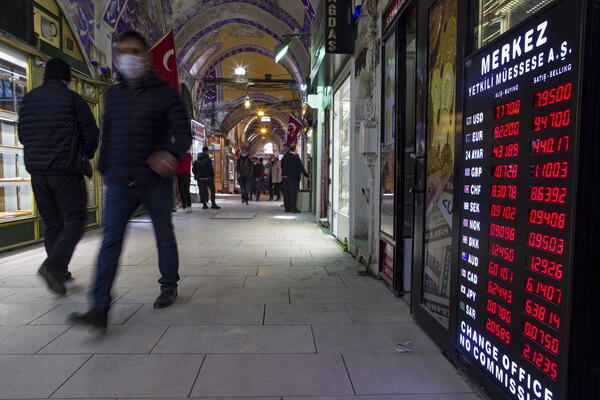 Τουρκία: Δύο φορές διακόπηκαν οι συναλλαγές στο Χρηματιστήριο, ενώ βυθίζεται η λίρα