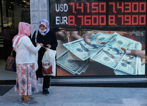 Τουρκία: Αντιμέτωπη με νομισματική κρίση, κατρακυλά η λίρα- «Κακή όσο το Brexit» η αποπομπή του κεντρικού τραπεζίτη
