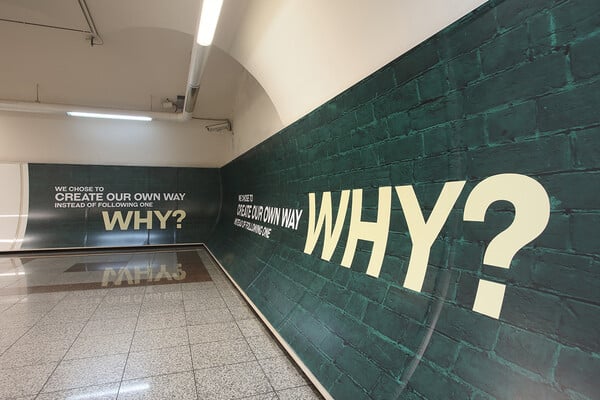 Γιατί το μετρό γέμισε με τεράστια WHY?