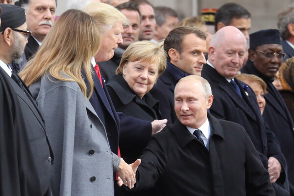 Οι παγκόσμιοι ηγέτες στο Παρίσι - Η υποδοχή του Μακρόν στον Τσίπρα, και η χειραψία Τραμπ-Πούτιν