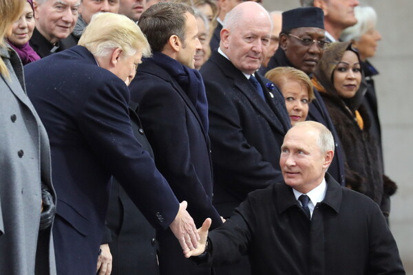 Οι παγκόσμιοι ηγέτες στο Παρίσι - Η υποδοχή του Μακρόν στον Τσίπρα, και η χειραψία Τραμπ-Πούτιν