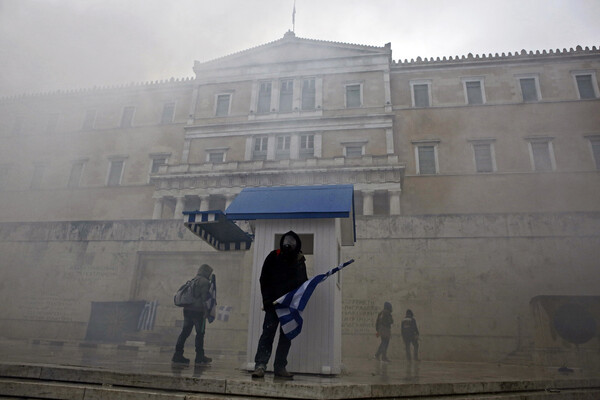 Πεδίο μάχης το Σύνταγμα - Φωτογραφίες από τα επεισόδια