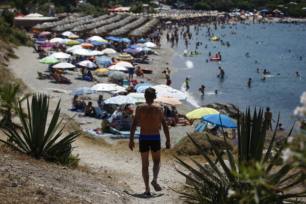 Από τις κάλπες στη θάλασσα - Γεμάτες κόσμο οι παραλίες