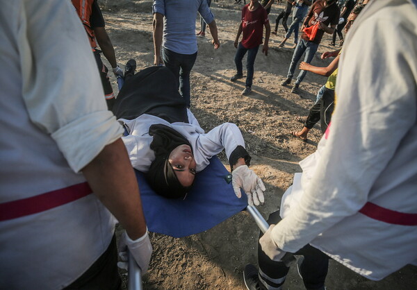 Μια μάνα νεκροφιλά τον γιο της που σκοτώθηκε στη Γάζα - Δύο έφηβοι νεκροί από τα ισραηλινά πυρά