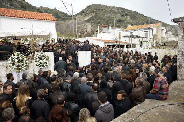 Η μητέρα του Βαγγέλη Γιακουμάκη μιλά στο LIFO.gr και μας δείχνει τις παιδικές φωτογραφίες του