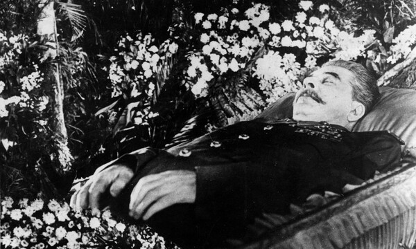 Πεσμένος αναίσθητος μέσα στα ούρα του και κανείς να μη τολμά να πλησιάσει: Οι τελευταιες ώρες του Στάλιν