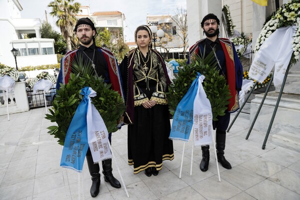 Το τελευταίο αντίο στην Νίκη Γουλανδρή - Πλήθος κόσμου, πολιτικοί και καλλιτέχνες στην κηδεία