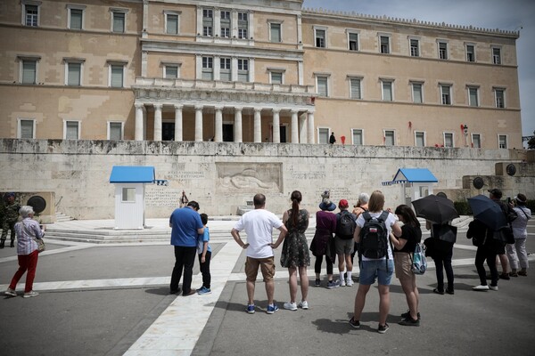 Ανάληψη ευθύνης από Ρουβίκωνα: Γέμισαν κόκκινη μπογιά τη Βουλή - Δείτε φωτογραφίες από την επίθεση