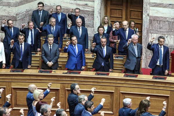 Η ορκωμοσία στη Βουλή: Χαμόγελα, αγκαλιές και αφίξεις των 300 βουλευτών - ΦΩΤΟΡΕΠΟΡΤΑΖ
