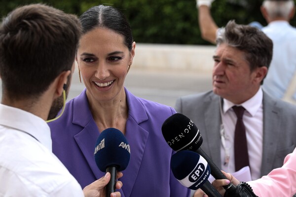 Η ορκωμοσία στη Βουλή: Χαμόγελα, αγκαλιές και αφίξεις των 300 βουλευτών - ΦΩΤΟΡΕΠΟΡΤΑΖ