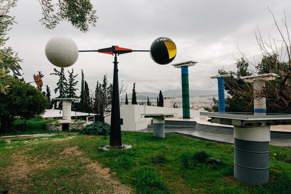 Μέσα στο μαγνητικό βασίλειο του Τάκι, του μεγαλύτερου εν ζωή Έλληνα καλλιτέχνη