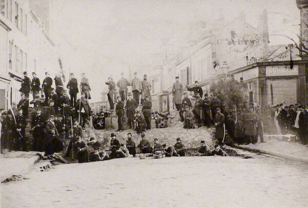 Barricades. Το Παρίσι ξέρει από οδοφράγματα.