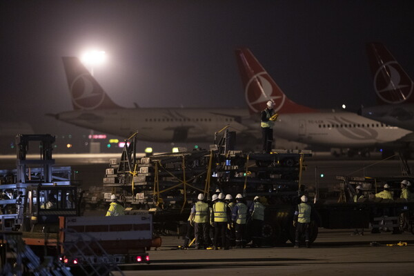 Δείτε πώς οι Τούρκοι μεταφέρουν μέσα σε 45 ώρες όλη την Turkish Airlines στο μεγαλύτερο αεροδρόμιο του κόσμου