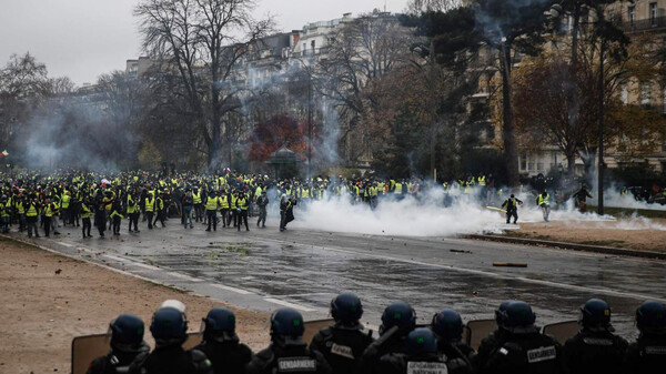 Barricades. Το Παρίσι ξέρει από οδοφράγματα.