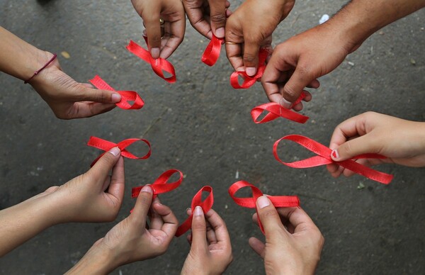 Αποκαρδιωτικά στοιχεία ΠΟΥ με αφορμή την Παγκόσμια Ημέρα του AIDS