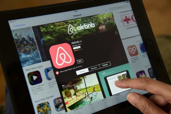 Airbnb: Στη δημοσιότητα τα νούμερα από τα κέρδη και τα ρεκόρ σε κρατήσεις παγκοσμίως