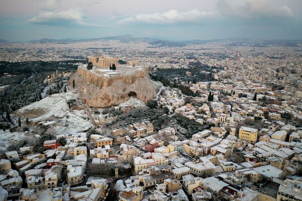 Χιονισμένη η Ακρόπολη- Εντυπωσιακές αεροφωτογραφίες της Αθήνας στα λευκά