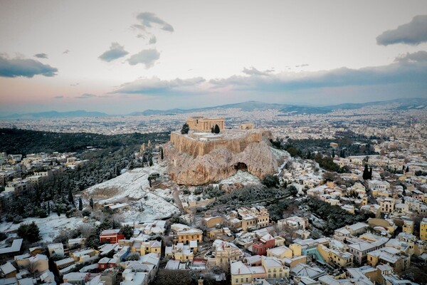Χιονισμένη η Ακρόπολη- Εντυπωσιακές αεροφωτογραφίες της Αθήνας στα λευκά